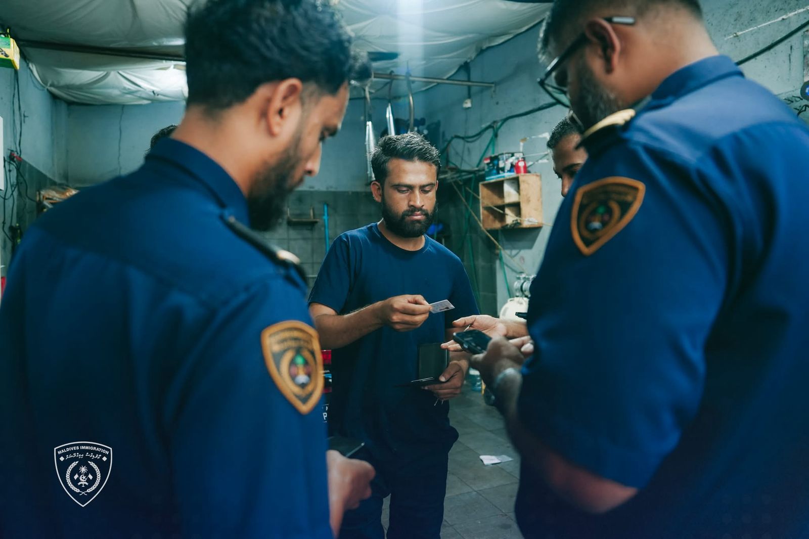 ޤަވާއިދާ ޚިލާފަށް އުޅުނު 2 ބިދޭސީއަކު އަތުލައިގެންފި