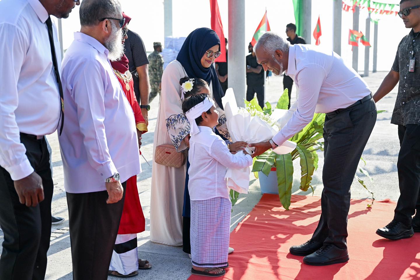 ރައީސް ޑރ މުއިއްޒަށް މީދޫ އިން ހޫނު މަރުހަބާއެއް!