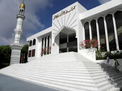 ހަ ރަށަކަށް ބޭރުގެ ގާރީން ފޮނުވަނީ