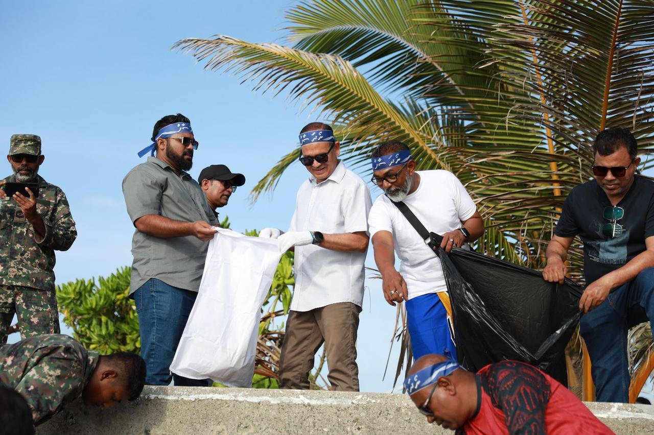 ކުނި އަޅަން ޚާއްޞަ ތަންތަނަށް ކުނި އެޅުމުގެ އާދަ އަށަގަންނަވަން ޖެހޭ: ވަޒީރު އާދަމް ޝަރީފު