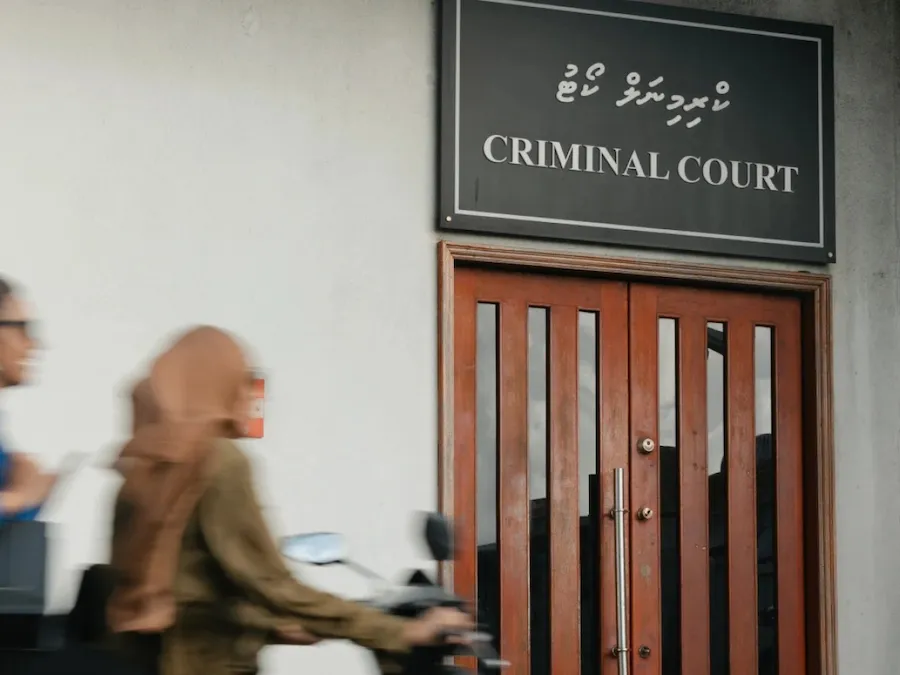 މާރާމާރީ އާއި ނުރައްކާތެރި ކުށްތަކަށް އަރައިގަތުމުގައި ބައިވެރިވިކަމުގެ ތުހުމަތުގައި ދިވެއްސަކު ފުލުހުންގެ ބެލުމުގެ ދަށަށް!
