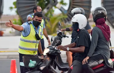 ލާޒިމުނޫން ސަރަހައްދުތަކުގައި ހެލްމެޓް އަޅައިގެން ދުއްވާ މީހުން ހުއްޓުވައި ޗެކް ކުރަނީ