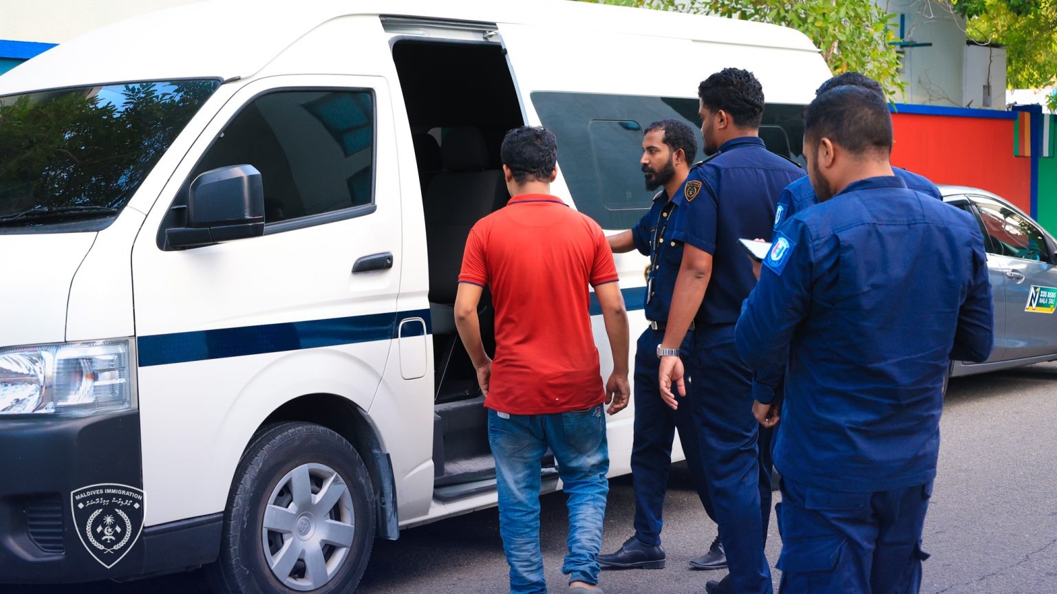 ވިސާ ނެތި، ގަވާއިދާ ހިލާފަށް މަސައްކަތް ކުރަމުން ދިޔަ ބިދޭސީއަކު އަތުލައިގަނެފި