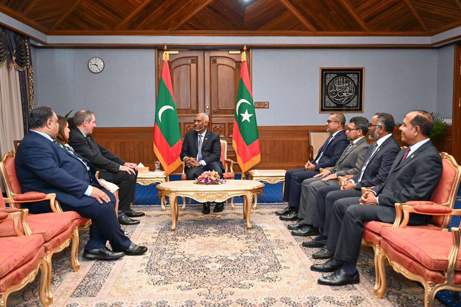 އިނގިރޭސިވިލާތުގެ އައު ސަފީރު ރައީސް ޑރ. މުޢިއްޒަށް ފަތްކޮޅު އަރުވައިފި