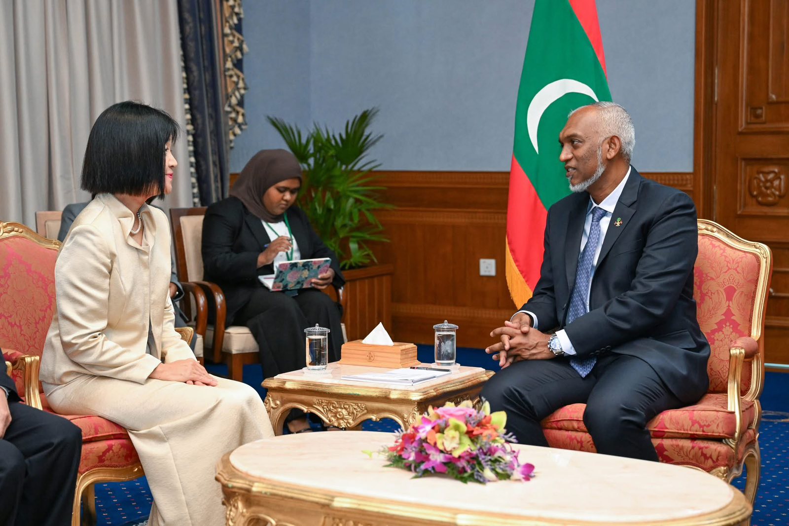 ޖަޕާނުގެ އައު ސަފީރު ރައީސް ޑރ. މުޢިއްޒަށް ފަތްކޮޅު އަރުވައިފި