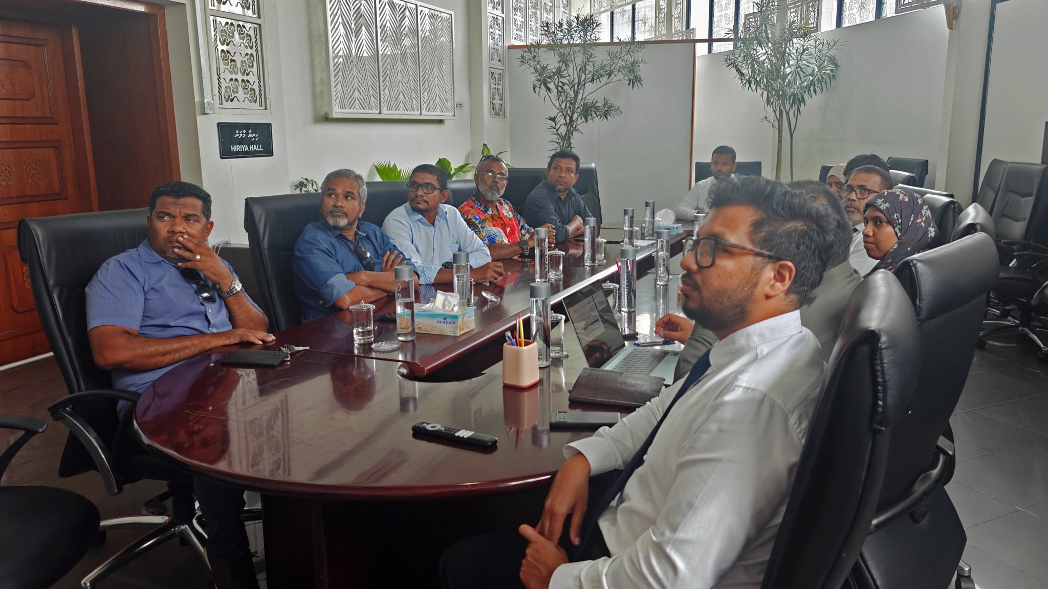 އިމާރާތްކުރުމުގެ ދާއިރާގެ ޤަވާއިދުތަކާ ގުޅޭގޮތުން ކޮންޓްރެކްޓަރސް އެސޯސިއޭޝަންގެ މެންބަރުންނާއެކު މަޝްވަރާކޮށްފި