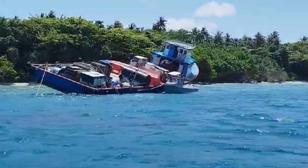މާވައިދޫ ކައިރިން ހިލަވެއްޔާއި ސިމެންތި ހިފައިގެން ދަތުރު ކުރި ދޯންޏެއް ފަރަށް އަރައިފި