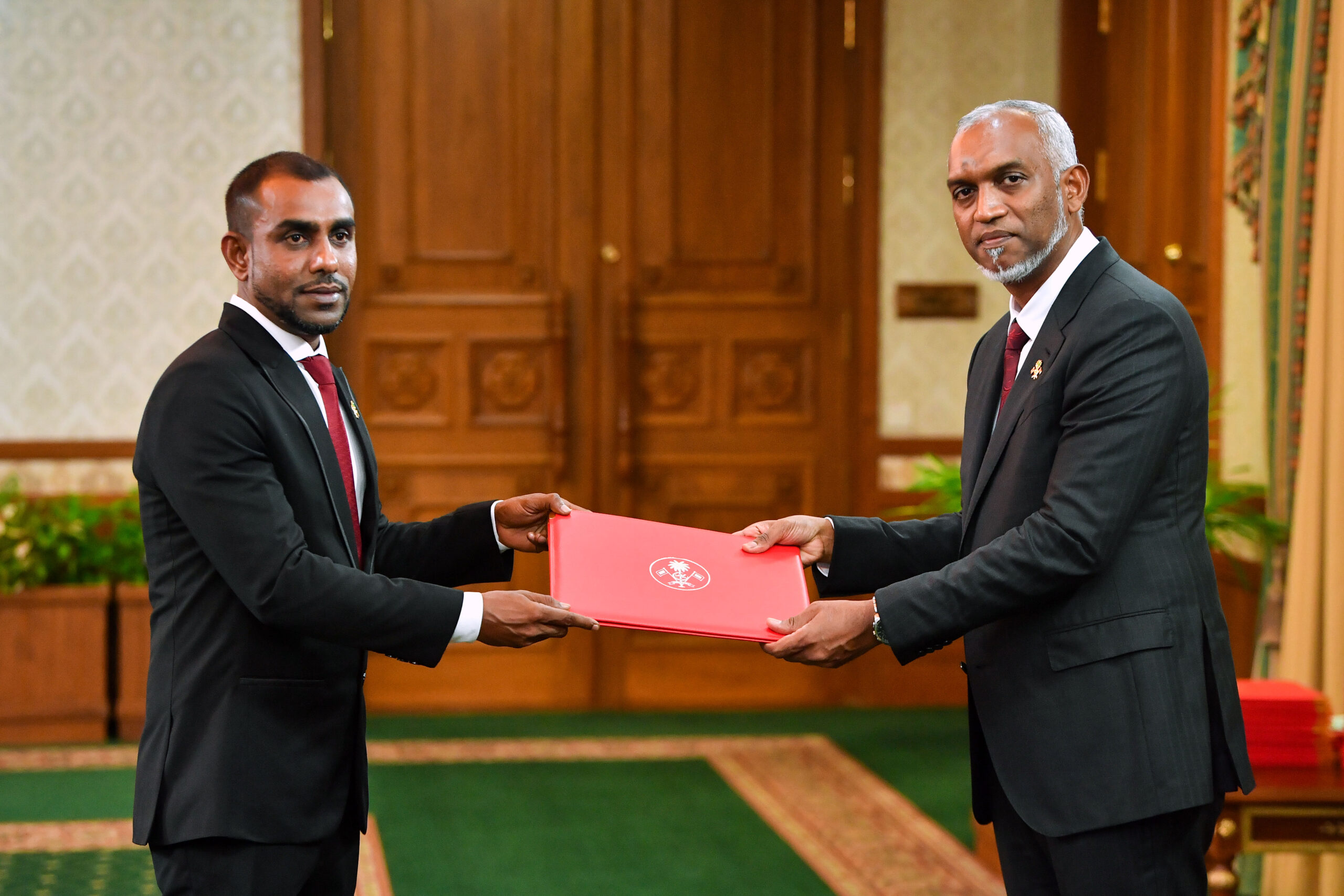 ކުރީގެ ވަޒީރު ފައިސަލް ރައީސް ޑރ މުއިއްޒަށް: ފަތުރުވެރިކަމަށް ޚިދުމަތް ކުރުމުގެ ފުރުސަތު ދެއްވީތީ ޝުކުރު ދަންނަވަން!