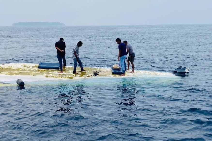 ކުޑަކުދިން ހިމެނޭހެން 15 މީހަކާ އެކު ދަތުރުކުރަމުންދިޔަ ލޯންޗެއް ބަންޑުން ޖަހާލައިފި