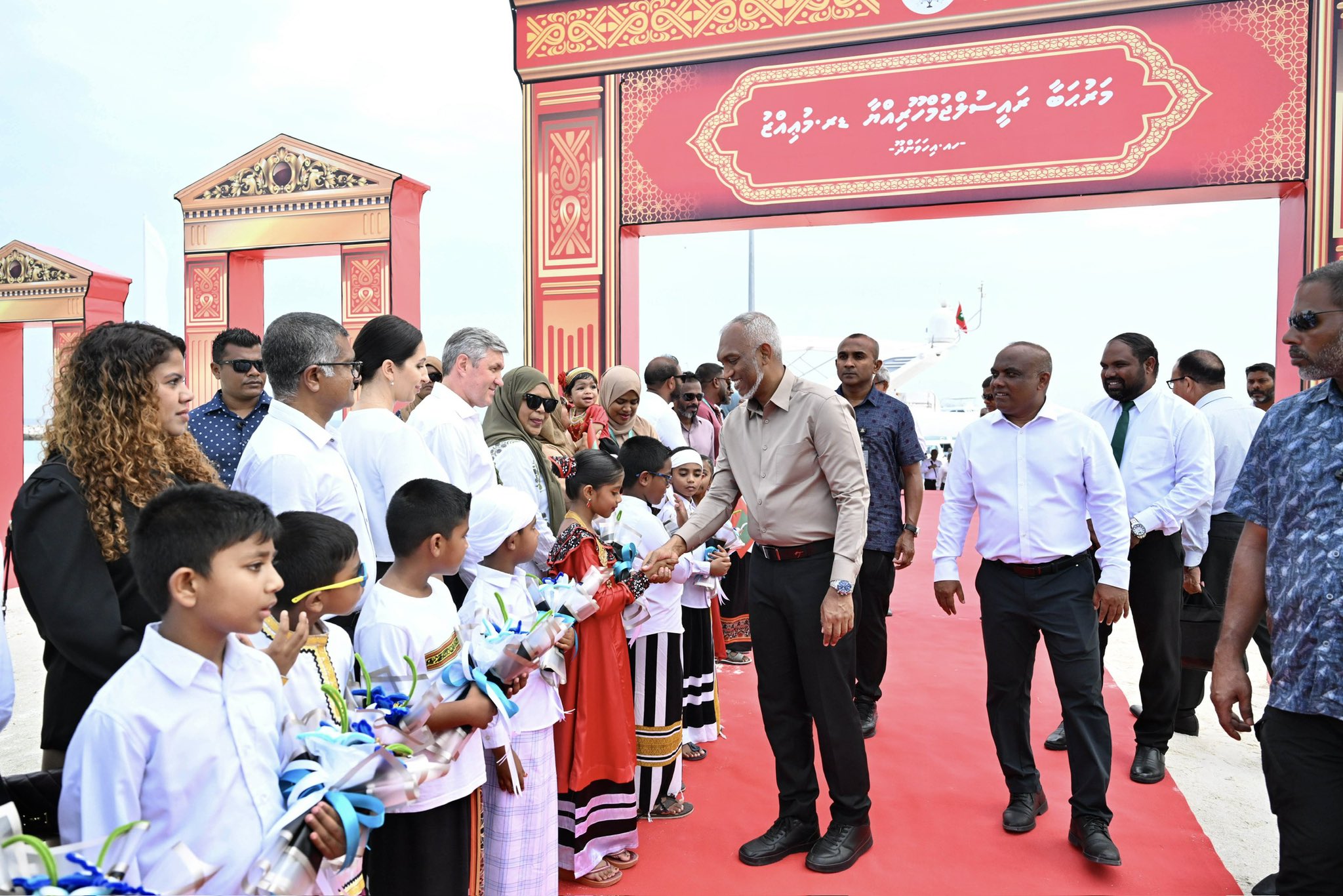 ރައީސް ޑރ މުއިއްޒަށް އިހަވަންދޫ އިން ދެންނެވީ އިންތިހާއަށް އުފާވެރި, އެހާމެ ހޫނު މަރުހަބާއެއް!