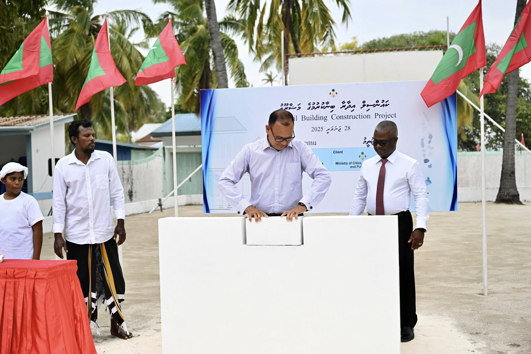 އުތީމު ކައުންސިލު އައު އިމާރާތާއި ފުލުހުންގެ މަރުކަޒުގެ ބިންގާ އަޅައިފި