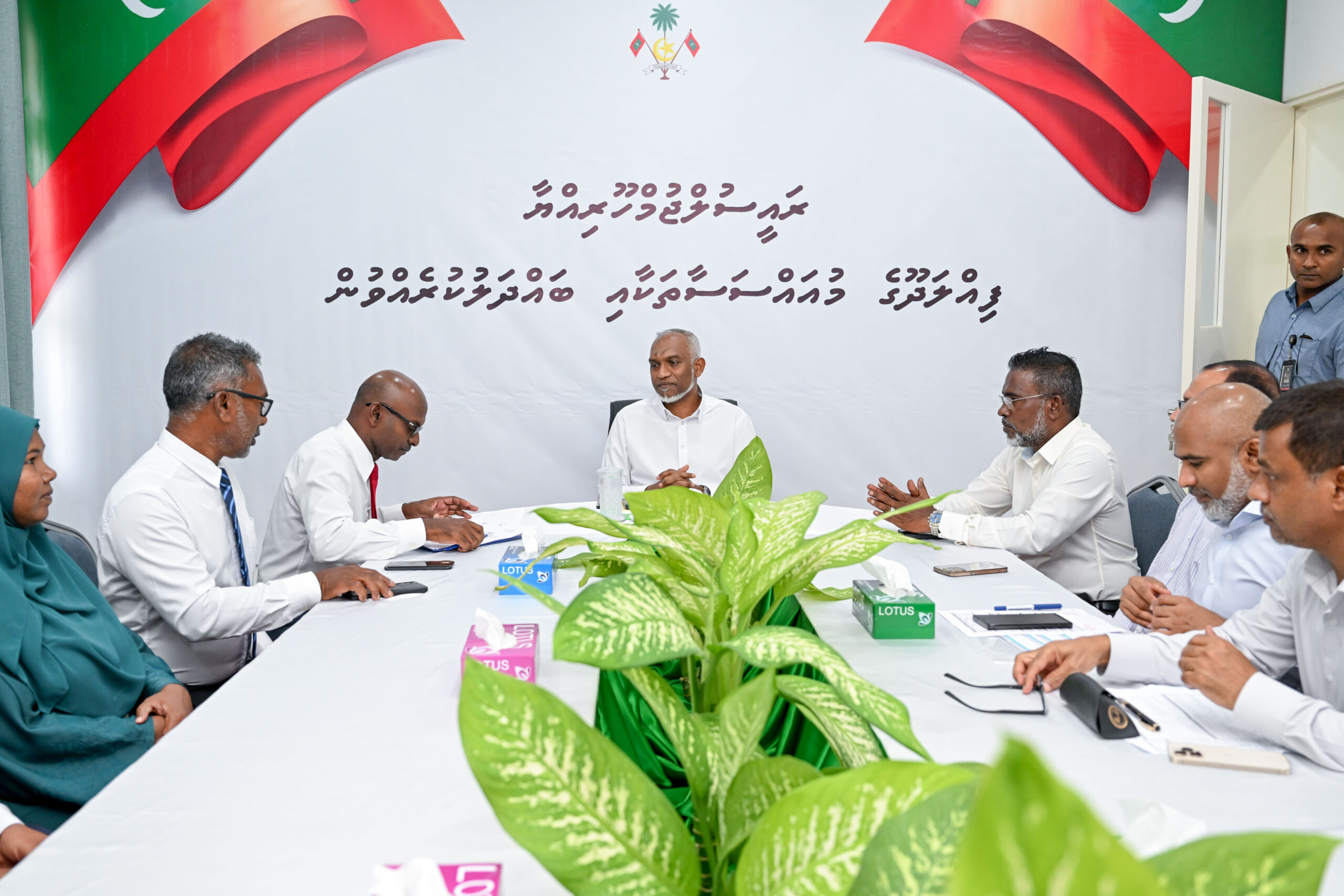ރައީސް، ފިއްލަދޫ ކައުންސިލާއި އތމ ކޮމިޓީ، މުވައްސަސާތަކުގެ އިސްވެރިންނާ ބައްދަލުކުރައްވައިފި