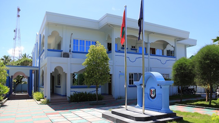 މަސްތުވާތަކެއްޗާއެކު ފުވައްމުލައް ސިޓީން ހައްޔަރު ކުރި އަންހެން މީހާ ދޫކޮށްލައިފި