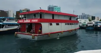 އައްޑޫއަށް މުދާ އުފުލާ އެންމެ ބޮޑު އެއް ބޯޓު ފަރަށް އަރައި ދިޔަވަނީ