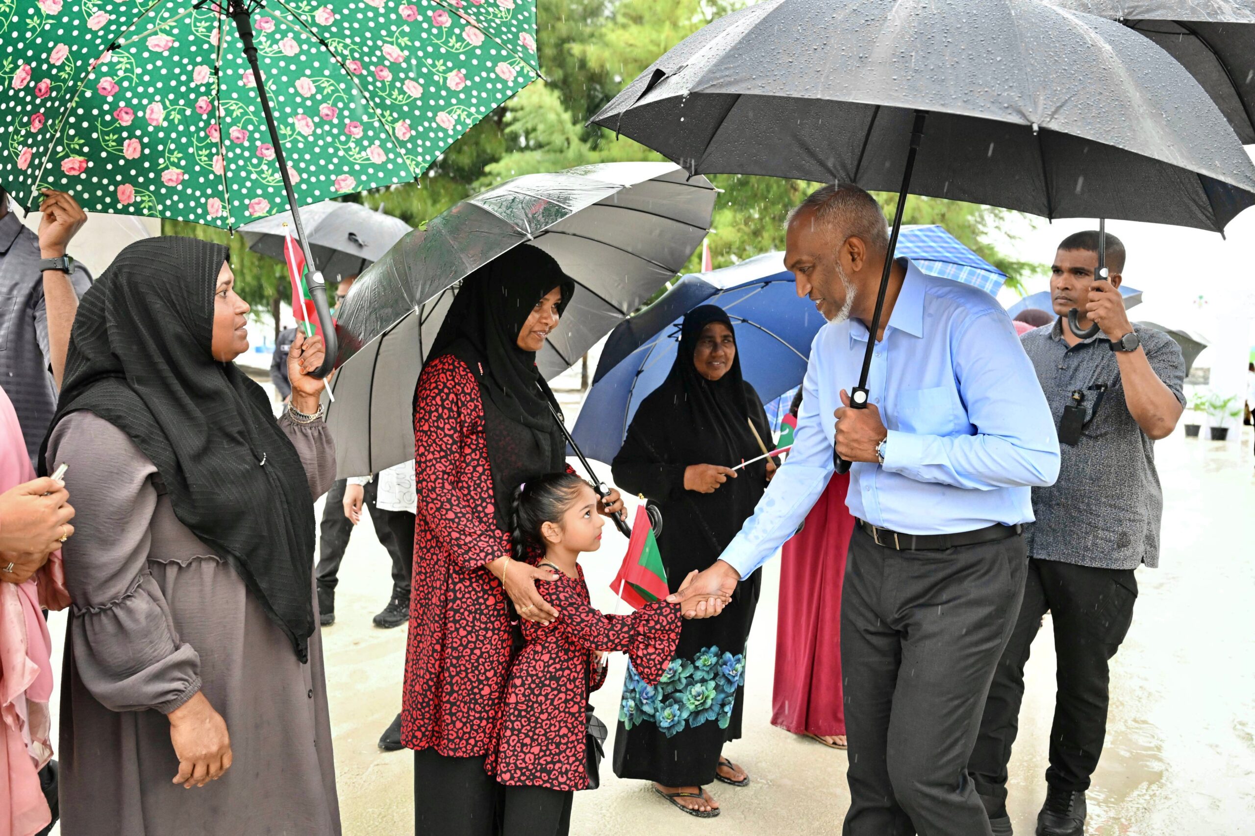 ރ އަތޮޅު ދަތުރުފުޅުގެ ފަހު މަންޒިލް، މާކުރަތު: ރައްޔިތުން ވާރޭ ތެރޭގައިވެސް ނުކުމެ ތިބީ ރައީސަށް މަރުހަބާ ދެންނެވުމަށް!