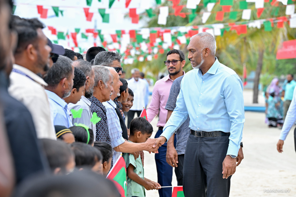 ރައީސްގެ ދަތުރުފުޅު ނިމުމަކާ ހަމަޔަށް، 11 ރަށުން 10 ވަނަ މަންޒިލް ފައިނުން ރައީސަށް ހޫނު މަރުޙަބާއެއް!