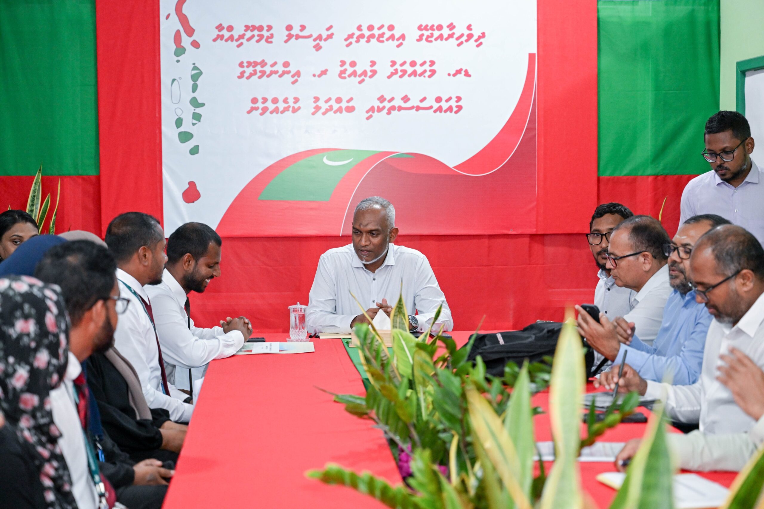 ރައީސް ޑރ. މުޢިއްޒު އިންނަމާދޫ ކައުންސިލާ ބައްދަލު ކުރައްވައި، ތަރައްޤީގެ އުންމީދުތަކާ ގުޅޭގޮތުން މަޝްވަރާ ކުރައްވައިފި