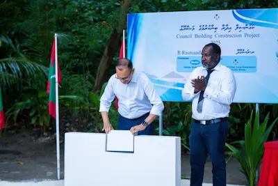 ކައުންސިލް އިމާރާތްތައް އައު ކުރުމުގެ މަޝްރޫޢު: ރަސްމާދޫ ކައުންސިލު އިމާރާތުގެ ބިންގާ އަޅައިފި