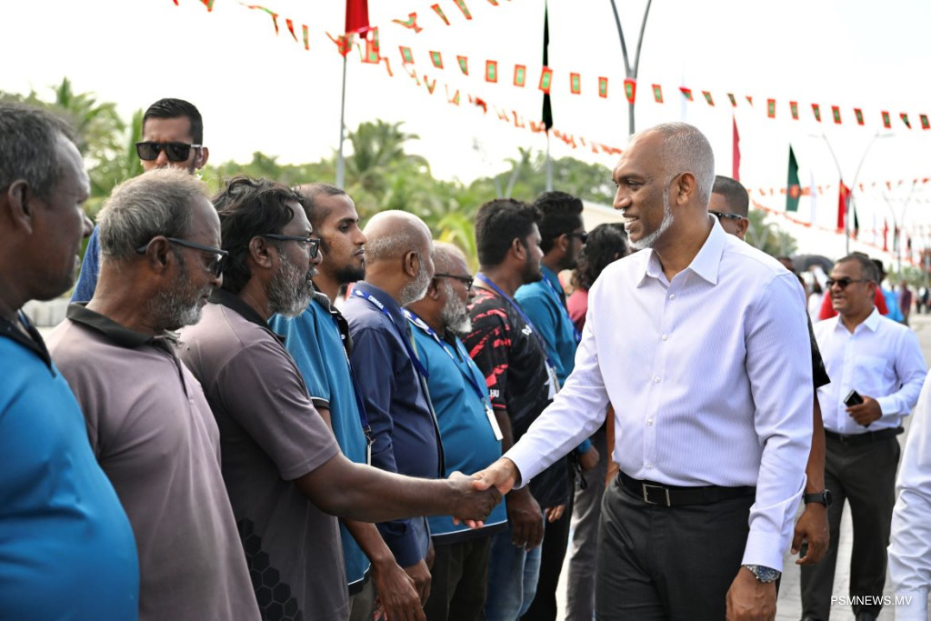 ރައީސް ރ. އަތޮޅަށް ކުރައްވާ ދަތުރުފުޅުގެ މިއަދުގެ ފުރަތަމަ މަންޒިލު, ހުޅުދުއްފާރަށް ވަޑައިގެންފި
