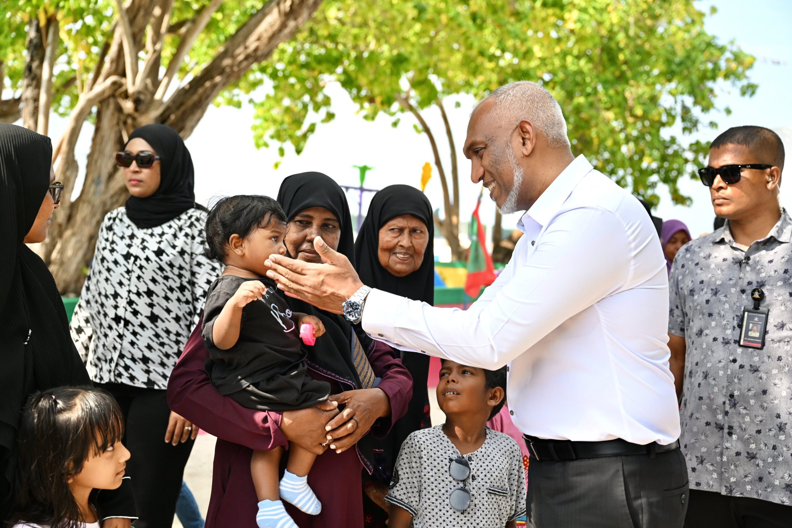 ރައީސް ޑރ. މުއިއްޒަށް، އަނގޮޅިތީމު ކުދިބޮޑު އެންމެންގެ ފަރާތުން އުފާވެރި މަރުހަބާއެއް!