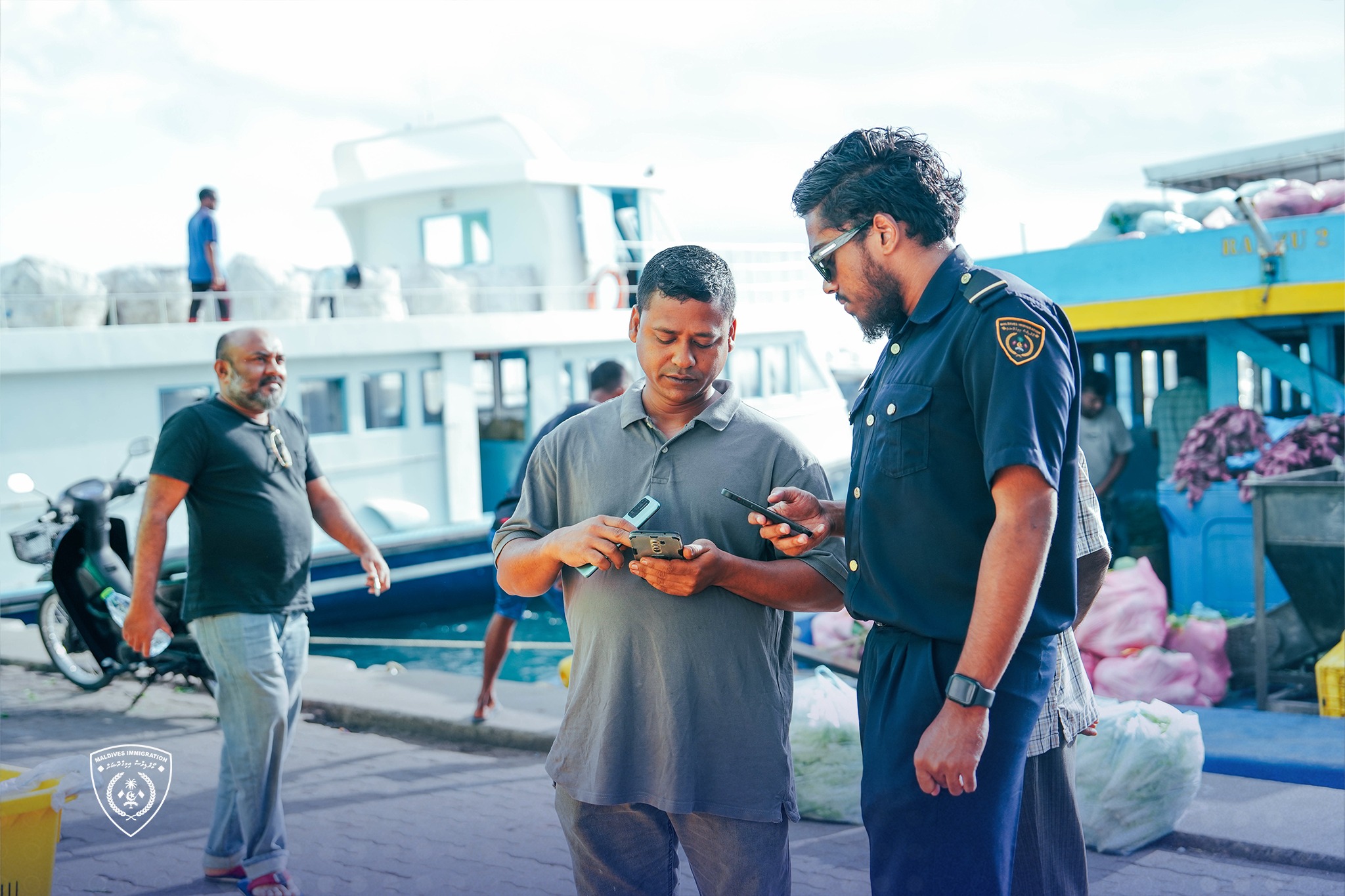 ހުޅުމާލޭގައި ހިންގި ރެއިޑެއްގައި, ގަވާއިދާ ހިލާފަށް އުޅެމުންދިޔަ 6 ބިދޭސީއަކު އިމިގްރޭޝަނުގެ ބެލުމުގެ ދަށަށް