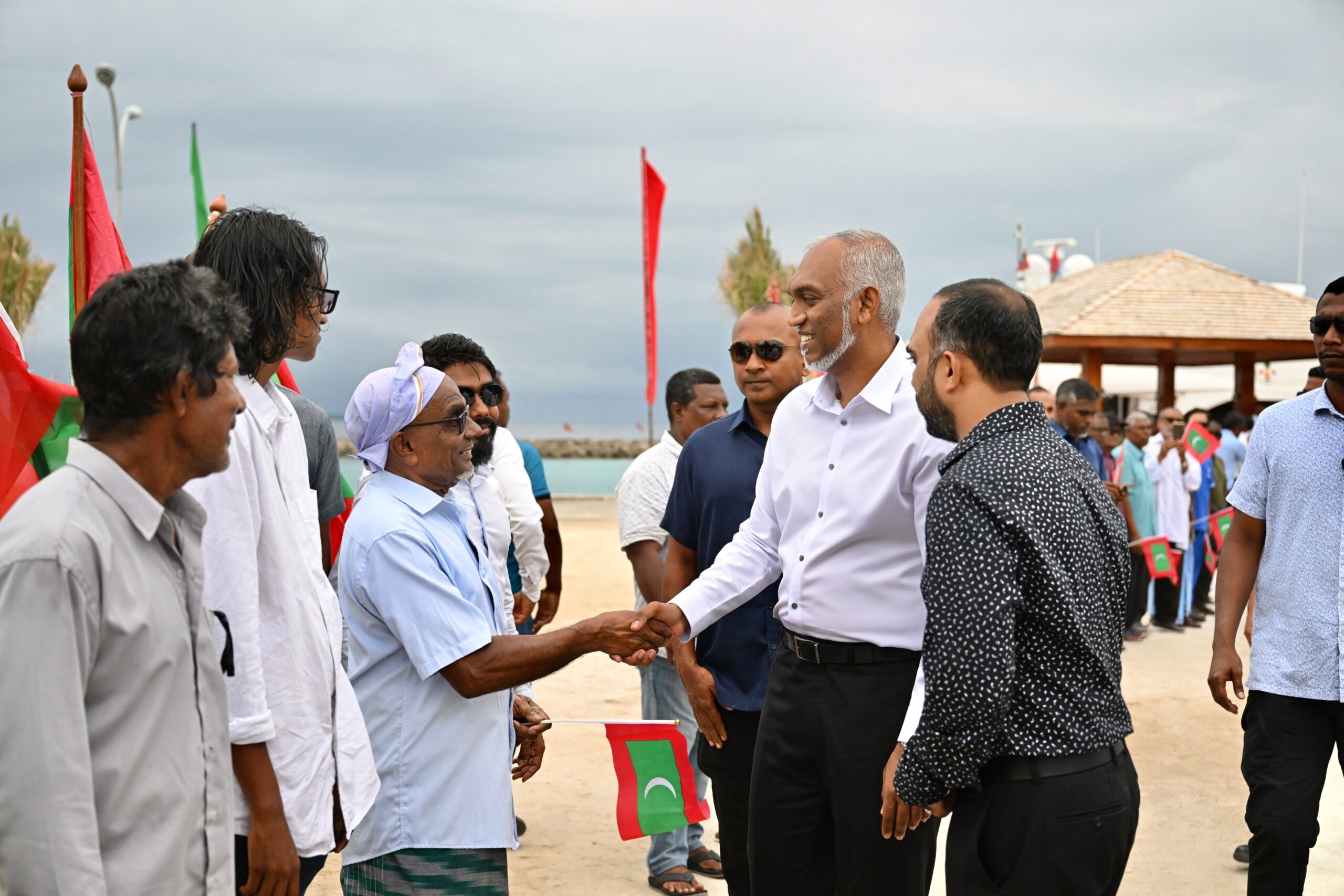 ހުވަދު އަތޮޅަށް ކުރައްވާ ދަތުރުފުޅުގެ ފަހު ރަށެއްގެ ގޮތުން ރައީސް ޑރ މުއިއްޒު ދެއްވަދޫއަށް