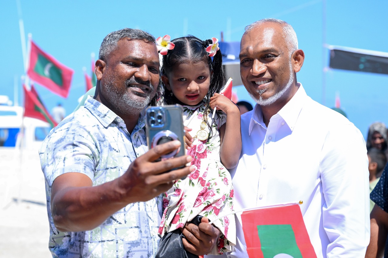 ރައީސް ޑރ. މުޢިއްޒު މާލެ އަތޮޅު ގުޅިއަށް ކުރައްވާ ދަތުރުފުޅެއްގައި ފުރާވަޑައިގެންފި