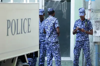އެއާޕޯޓުގައި މާރާމާރީ ހިންގި ލަންކާ މީހަކު ހައްޔަރުކޮށްފި