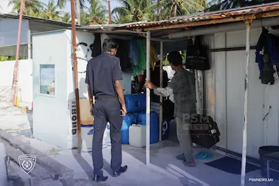 ގަވާއިދާ ހިލާފަށް ވެހިކަލް ދޮވެސާފުކުރުމުގެ ވިޔަފާރީގައި އުޅުނު 8 ބިދޭސީއަކު އިމިގްރޭޝަންގެ ބެލުމުގެ ދަށަށް