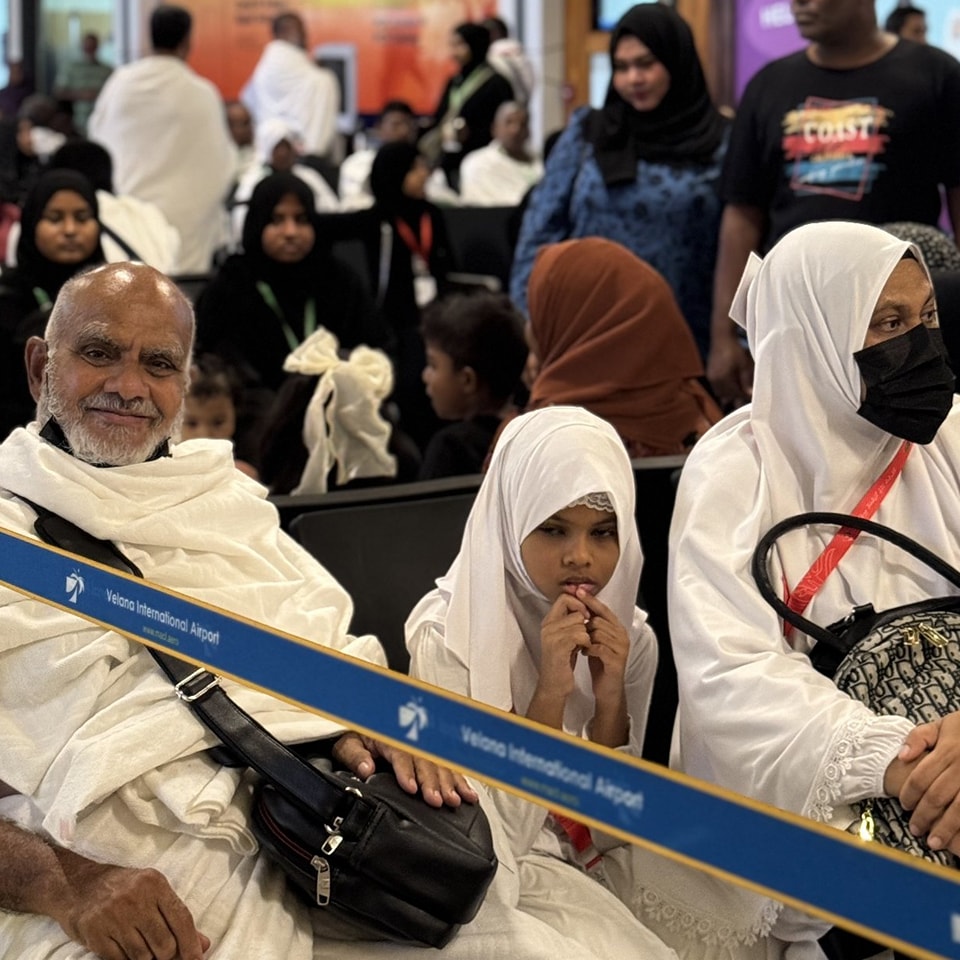 އުމްރާގެ މަތިވެރި އަޅުކަމަށް ފުރާ މީހުންގެ އަދަދު ގިނަވެ، އެއާޕޯޓަށް ބާރުބޮޑު ދުވަހެއް!
