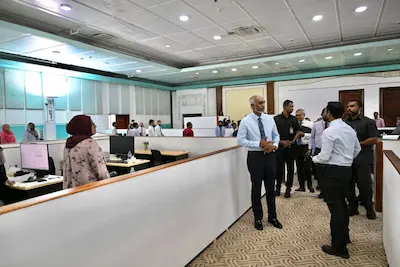 އަލިފާނުގެ ހާދިސާއާ ގުޅިގެން ދަރުބާރުގެއަށް ހިންގުން ބަދަލުކުރި މިނިސްޓްރީން ޚިދުމަތް ދެމުންދާގޮތް ބައްލައްވާލައްވައި އެ މިނިސްޓްރީތަކުގެ މުވައްޒަފުންނާ ރައީސް ބައްދަލުކޮށްލައްވައިފި