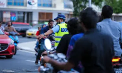 ހެލްމެޓް އަޅައިގެން ތިބި ބަޔަކު ކެފޭއަކަށް ވަދެ މާރާމާރީ ހިންގައިފި
