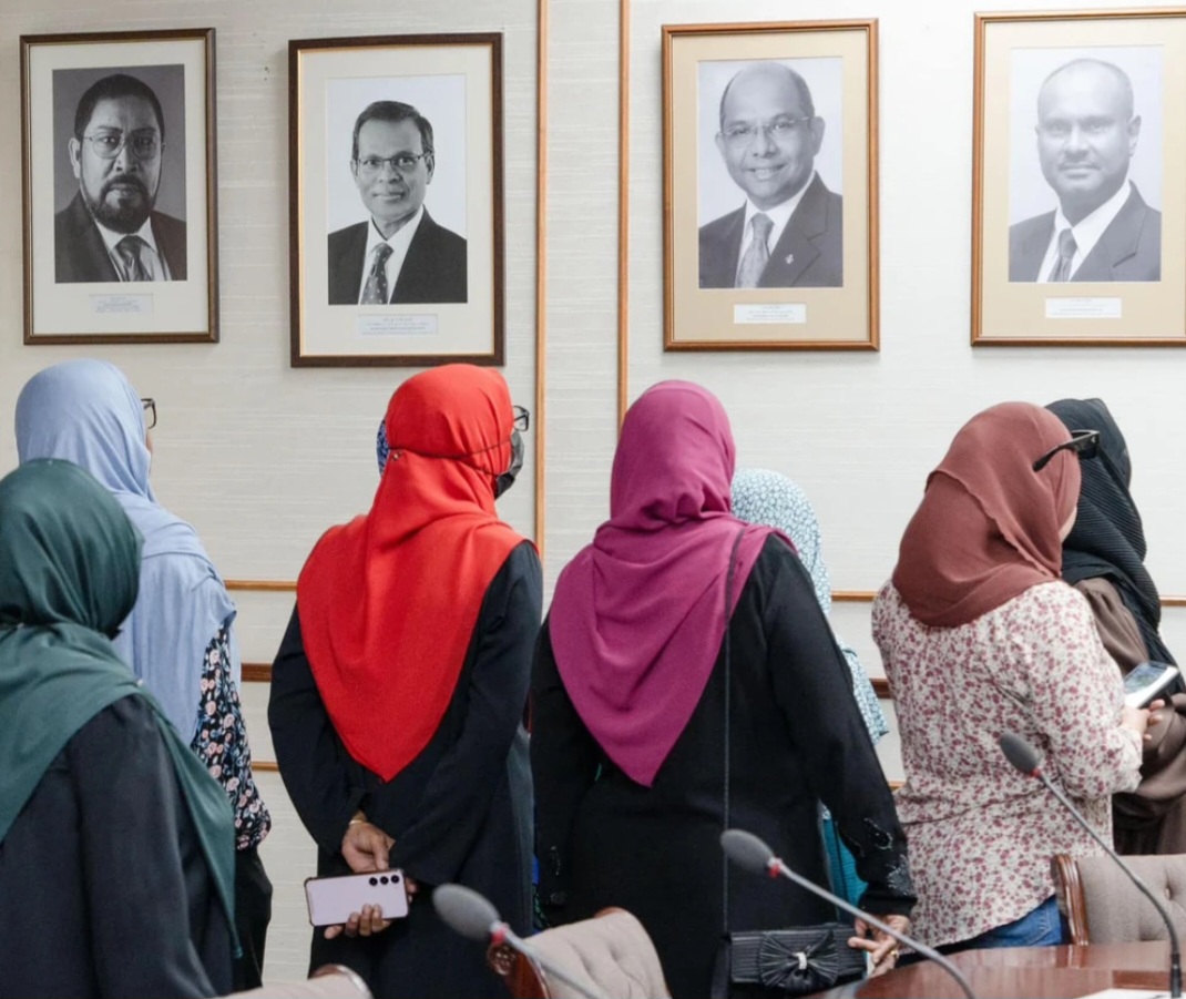 އިސްރަށްވެހިންގެ ނާދީގެ މެންބަރުން ރައްޔިތުންގެ މަޖިލީހަށް ޒިޔާރަތްކޮށް, މަޖިލިސް ބައްލަވާލައިފި