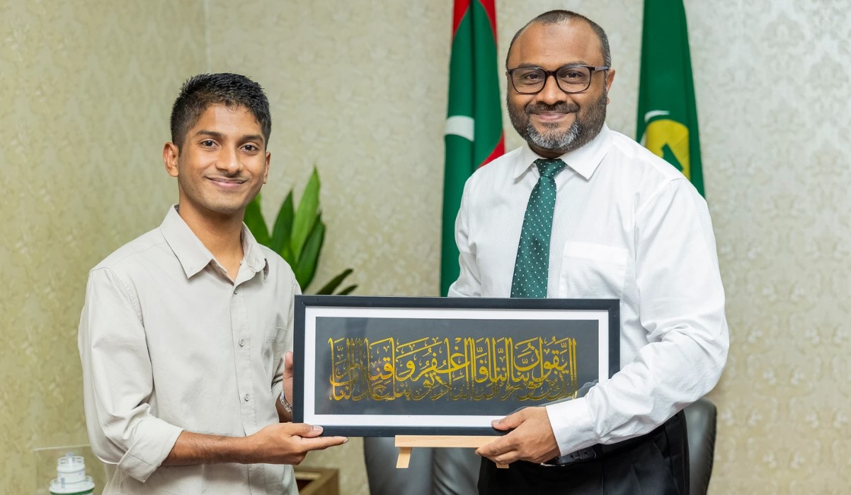 އިސްލާމީ ކެލިގްރަފީގެ ހުނަރުވެރި ދަރިވަރު ނާއިޝްއާ، ވަޒީރު ޑރ ޝަހީމު ބައްދަލު ކުރައްވައިފި