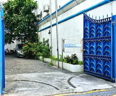 ފުލުހެއްގެ ގައިގައި ދަތް އެޅި އަންހެނަކު ހައްޔަރުކޮށް, 15 ދުވަހަށް ބަންދު ކޮށްފި