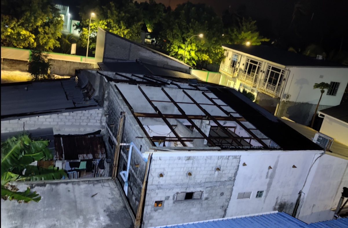 އައްޑޫ ސިޓީގެ ގެއެއްގެ ފުރާޅު އެއްލާލުމާ ގުޅިގެން އެ ގޭގެމީހުންނަށް ސަރުކާރުން އެހީތެރިކަން ފޯރުކޮށްދޭން ފަށައިފި
