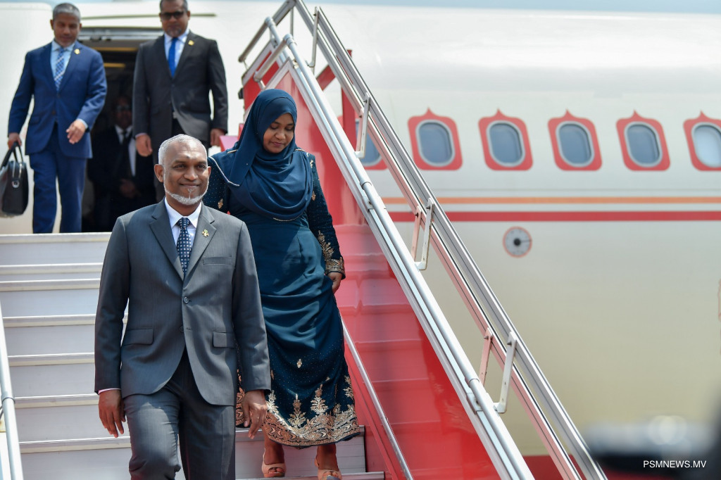 އިނގިރޭސިވިލާތަށް ކުރެއްވި ނުރަސްމީ ދަތުރުފުޅަށްފަހު، ރައީސްގެ ދެކަނބަލުން ރާއްޖެ ވަޑައިގެންފި