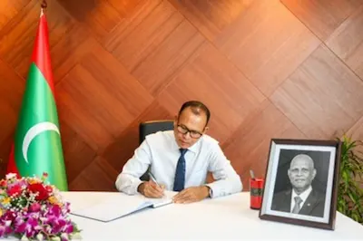އަލްމަރުޙޫމް ޙަސަން ޞޯބިރުގެ ތައުޒިޔާ ފޮތުގަ ދެ ވަޒީރަކު ސޮއިކުރައްވައިފި