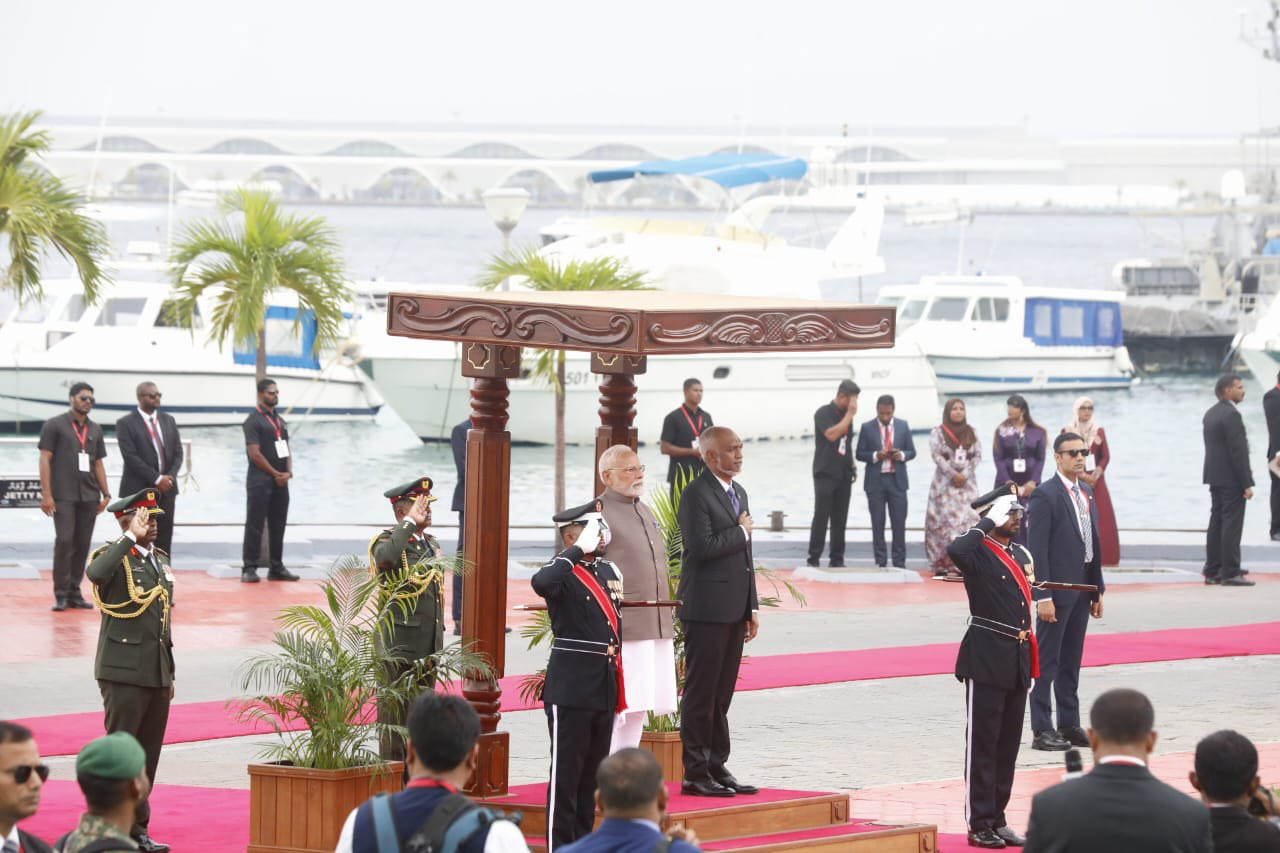 މޯދީއަށް މާލެއިން ރަސްމީ އިއްޒަތުގަ ހޫނު މަރުހަބާއެއް!