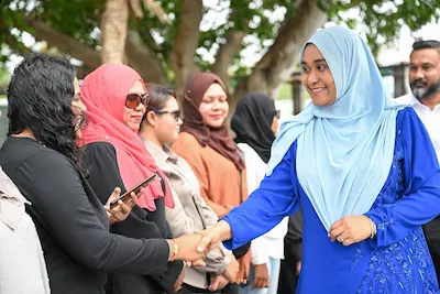 ރައީސުލްޖުމްހޫރިއްޔާގެ އަނބިކަނބަލުން މެޑަމް ސާޖިދާ އަށް އައްޑޫ ސިޓީ އިން ހޫނު މަރުހަބާއެއް