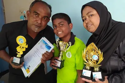 ސްޓޭންޑް އަޕް ކޮމެޑީގައި މިދަނީ ބައްޕަގެ ފަހަތުން: އަޒާން