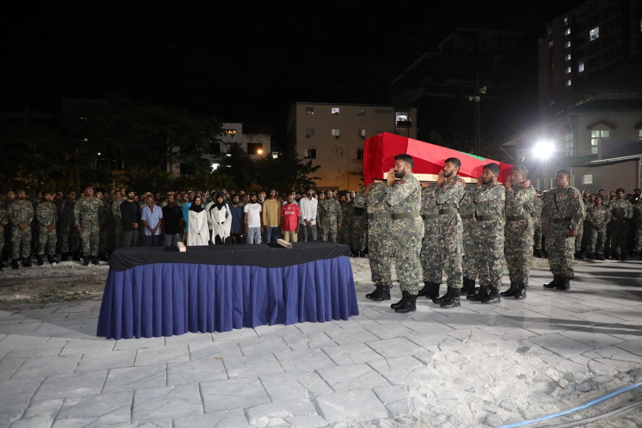 ވޮރަންޓް އޮފިސަރ 2 ޢަލީ ޙާމިދުގެ ޖަނާޒާ; ސިފައިންގެ ރަސްމީ ޢިއްޒަތުގައި ބާއްވައިފި