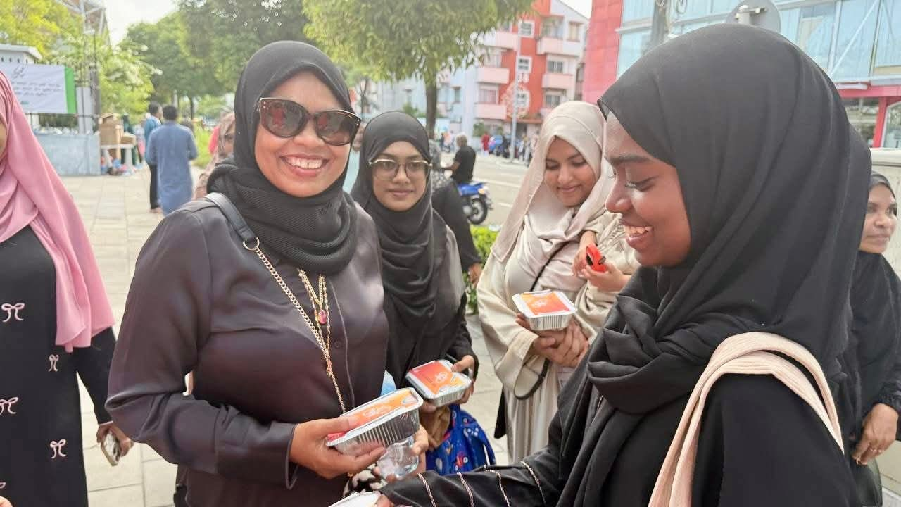 ދިރާގު އީދު ބޮނޑިބަތް މިފަހަރުވެސް؛ ބޮޑު ތަރުހީބެއް، ގިނަބައެއްގެ މޫނުމަތިން ހިނިތުންވުން!