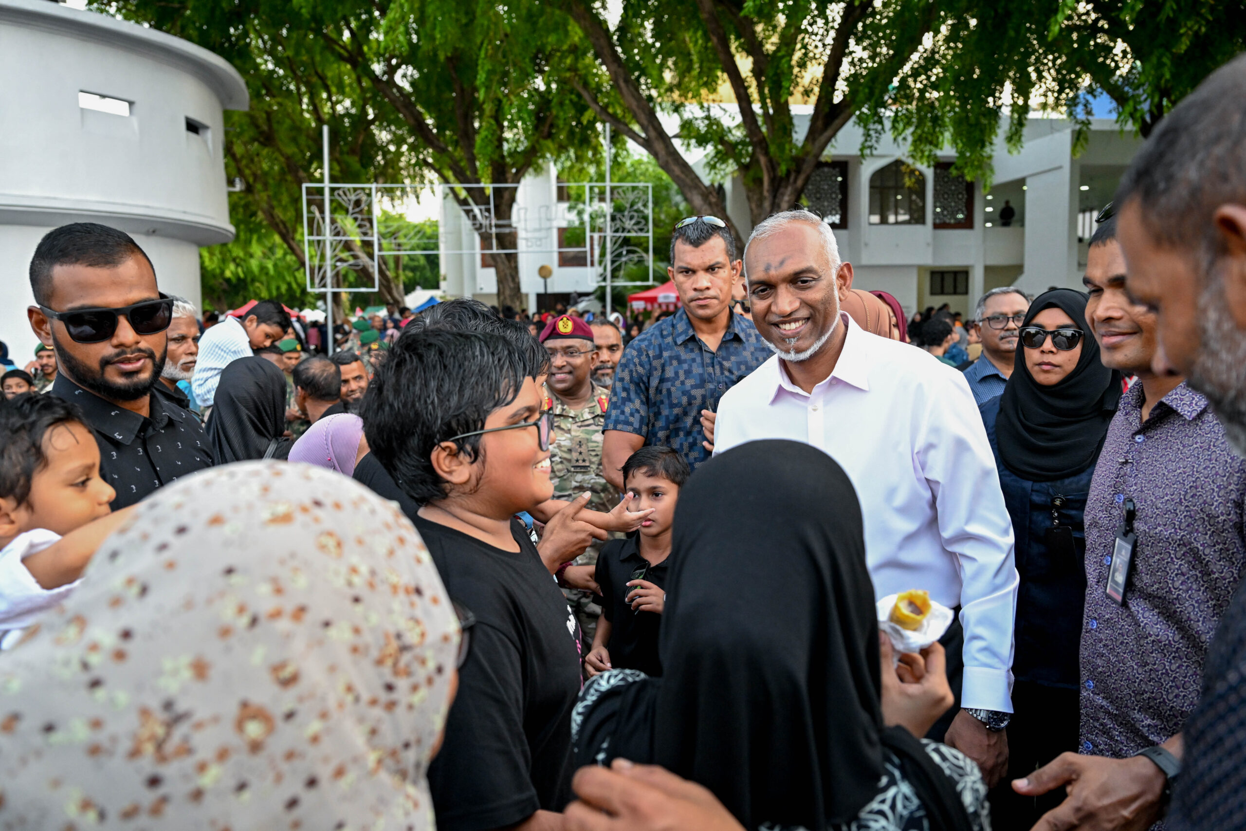 އަވަސް ނަޒަރަކުން މާރިޗް 2025: ރައީސް ޑރ މުޢިއްޒު ޤައުމަށާއި ރައްޔިތުންނަށްޓަކައި ކުރެއްވި މަސައްކަތް ގިނަގުނަ!