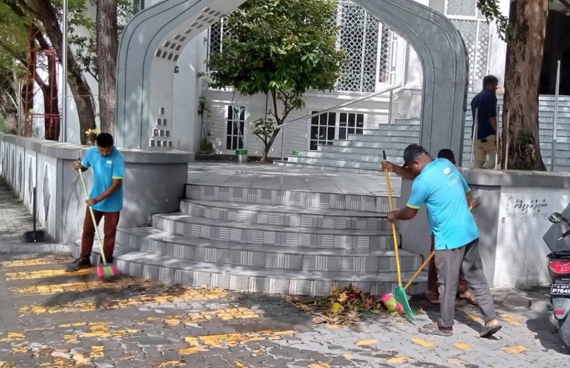 ރަމަޟާންމަސް 1446ގެ ތައްޔާރީތައް ފެށުން؛ މާލޭސިޓީ ކައުންސިލުން މިސްކިތްތައް ސާފުކޮށް ޒީނަތްތެރި ކުރުމުގައި އަވަދިނެތި!