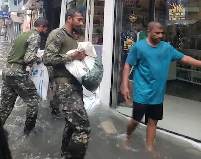 އެމްއެންޑީއެފުން މާލޭގެ މަގުތަކުން ފެން ހިންދުމުގެ މަސައްކަތް ފަށައިފި