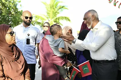ރައީސް ޑރ މުއިއްޒަށް، ދަނގެތިން ދިވެހިދިދައިގެ ފެއްސާއި ރަތާއި ހުދުގެ ހޫނު މަރުހަބާއެއް!