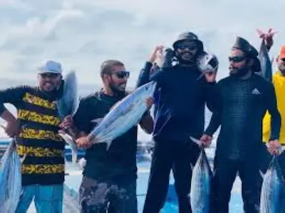 މަސްވެރިންގެ ދުވަސް އައީ ހިނިތުންވަމުން، މާމަލުގާ ނަލަ ކުލަ ޖައްސަމުން