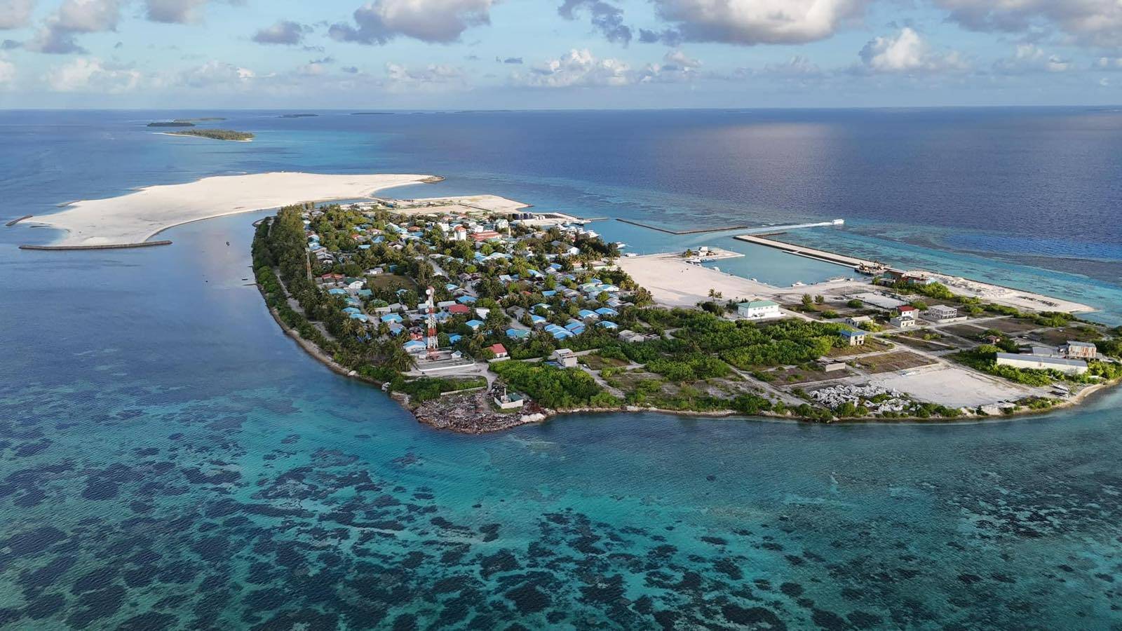 ދާންދޫ ފަޅުގެއެއް ކައިރީ، މަގުމަތީގައި ޒުވާނަކު މަރުވެފައި އޮއްވާ ފެނިއްޖެ؛ ހަށިގަނޑު އޮތީ ހިނި އަރައި ހަރުވެފައި!