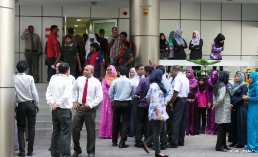 ސީއެސްސީގެ މުވައްޒަފުން ބޮލުގައި ކަޅުކުލަ ނޫން ކުލައެއް ޖެއްސުމާއި ފިރިހެނުން އަނގޮޓި ނޫން ގަހަނާ މަނާ!